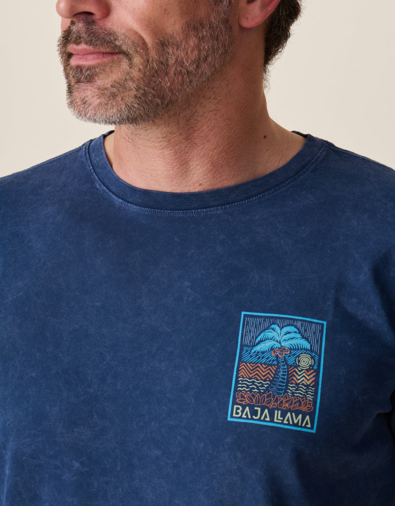 Travel inspired graphic t-shirt neon palm