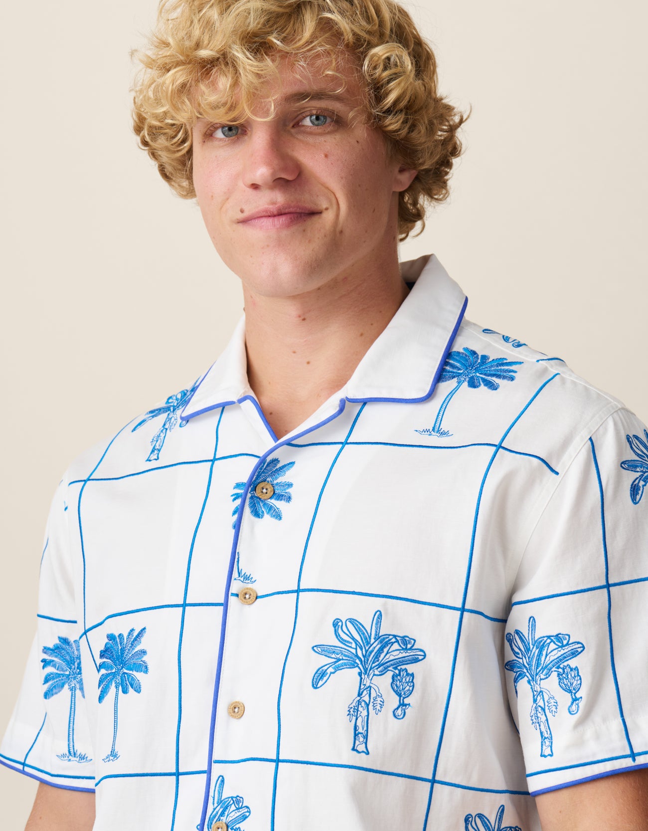 Men’s palm embroidered camp collar shirt with contrast piping
