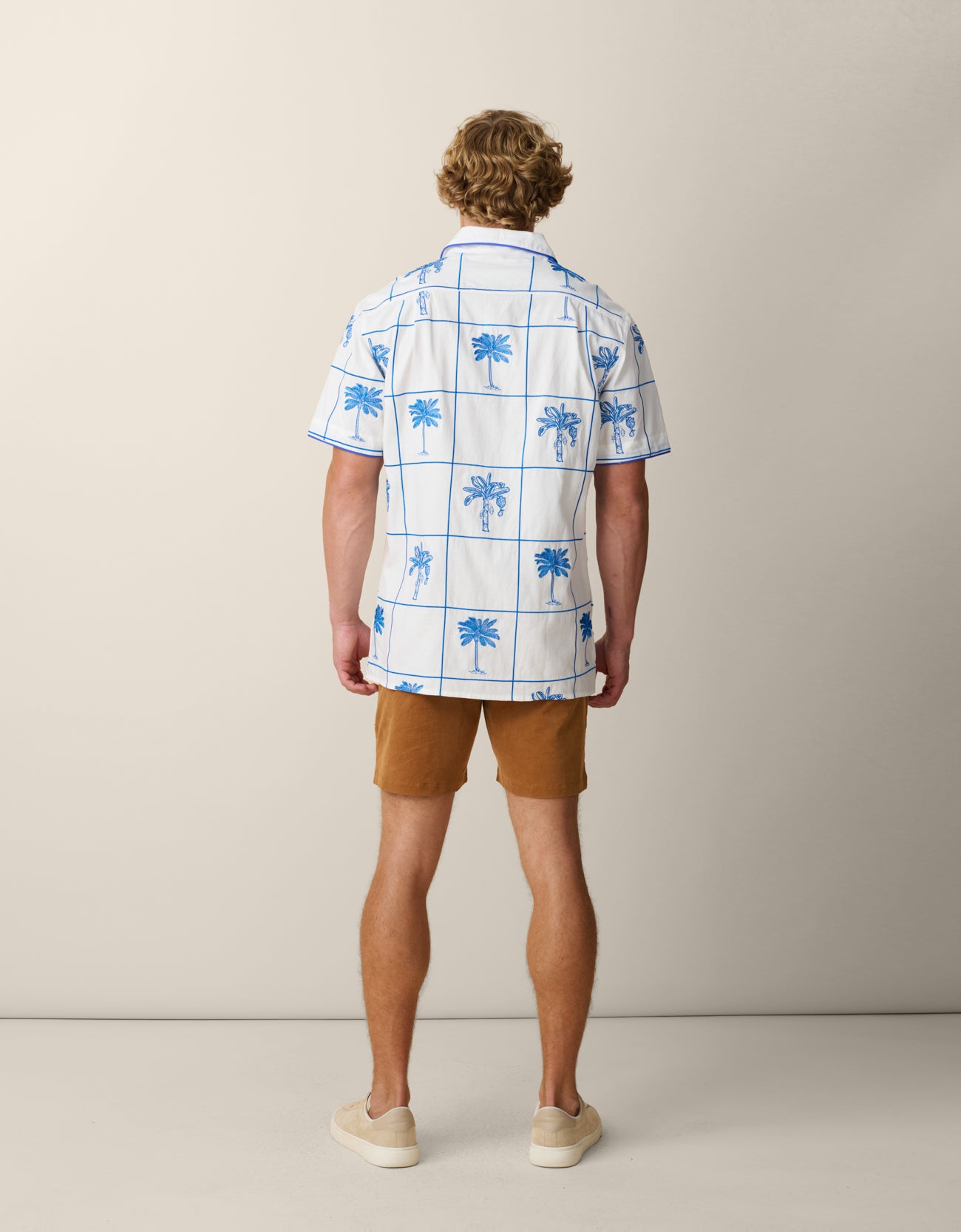 Men’s vacation shirt with embroidered palms and contrast trim