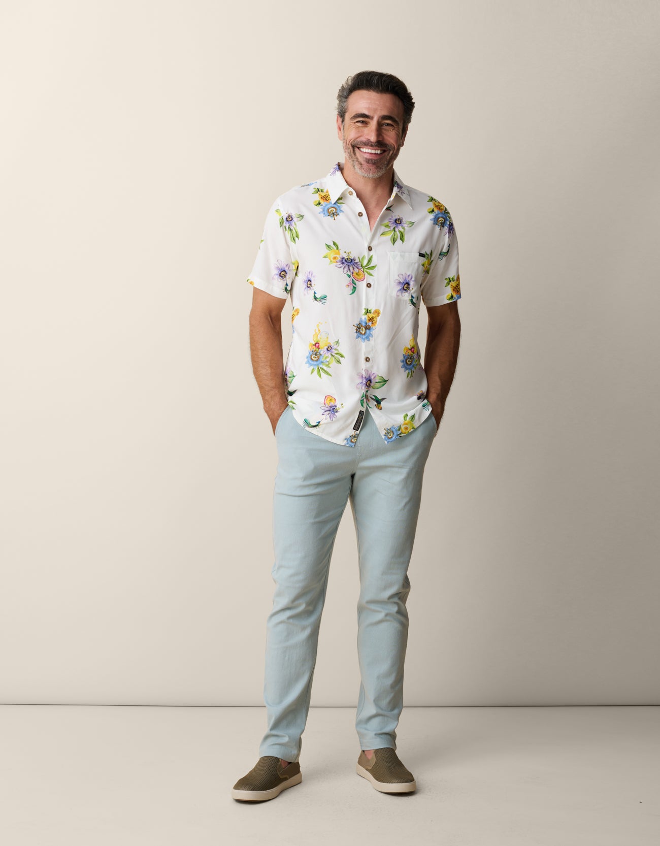 Men’s floral printed button-up true to size fit
