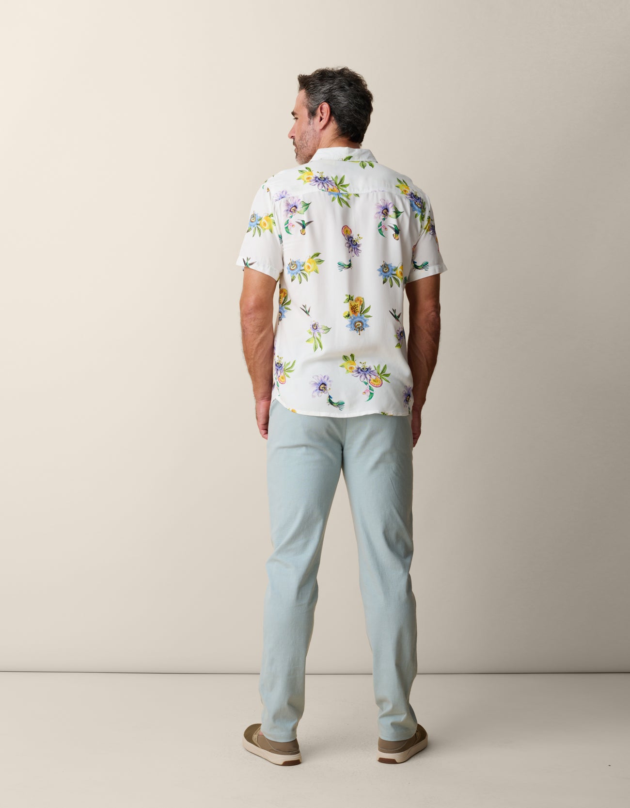 Men’s travel-ready button-up shirt with floral pattern