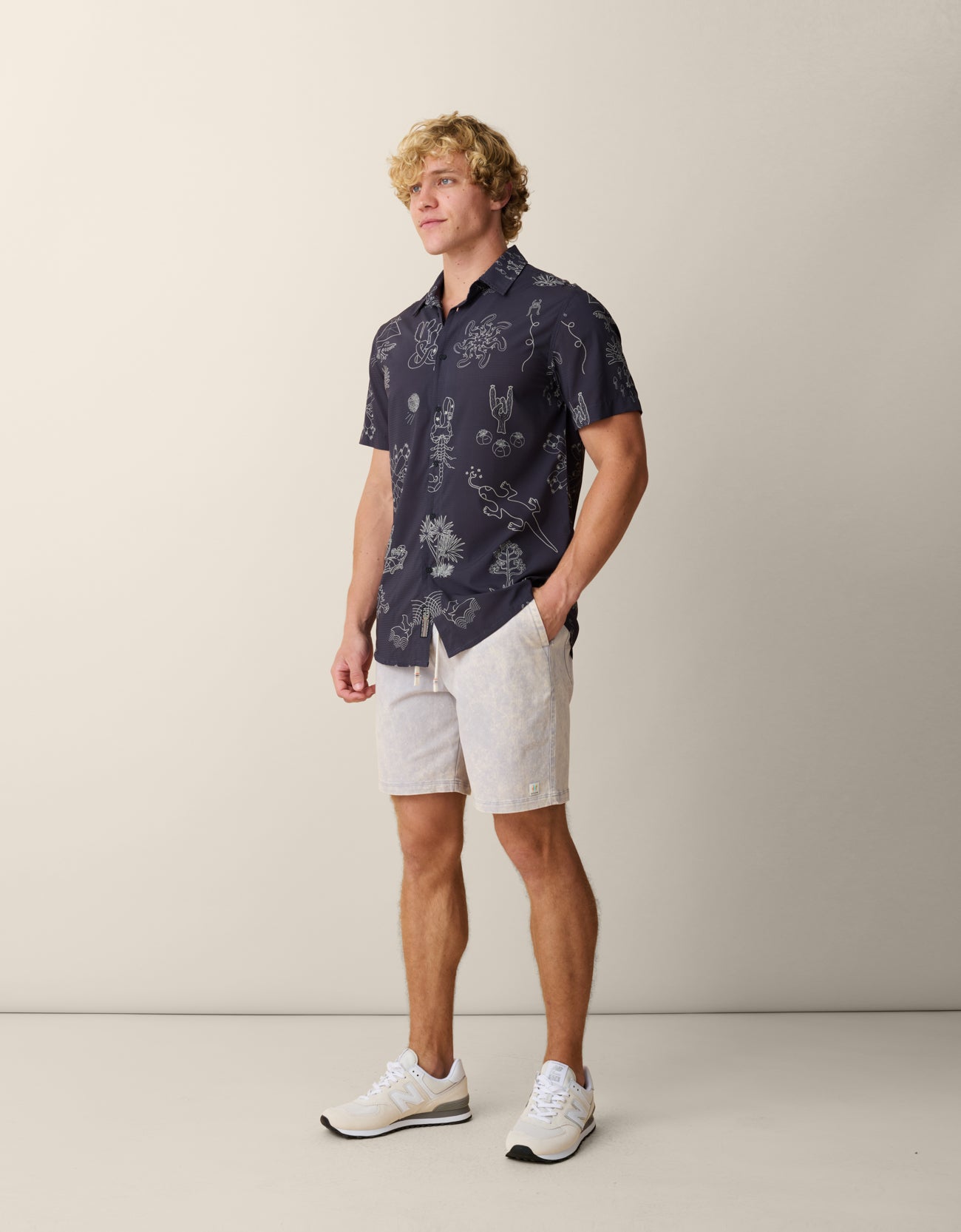 Technical travel shirt with cosmic desert print – designed for movement and heat