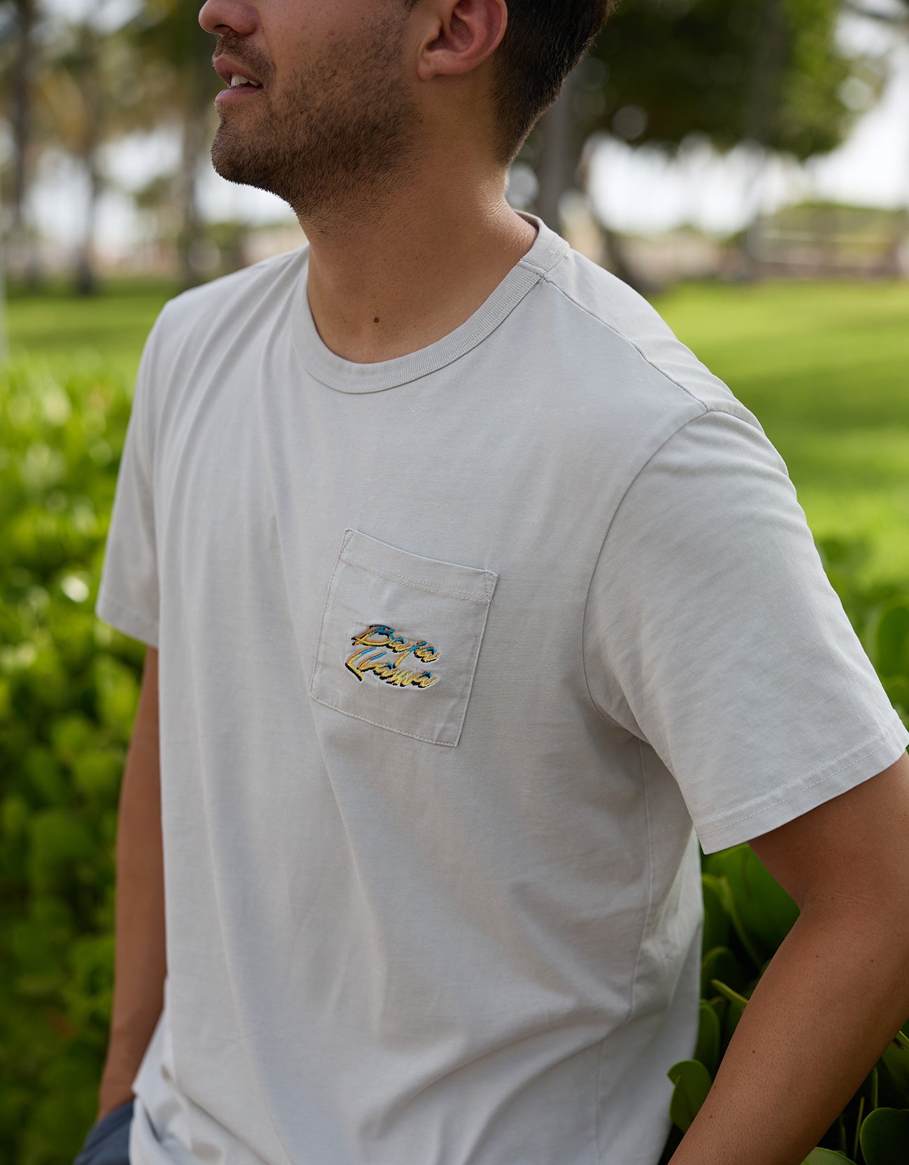 Close-up of a man wearing the Baja Llama Greatful Dyed - Shoreline Smoke Heavy Tee showcasing the chest pocket